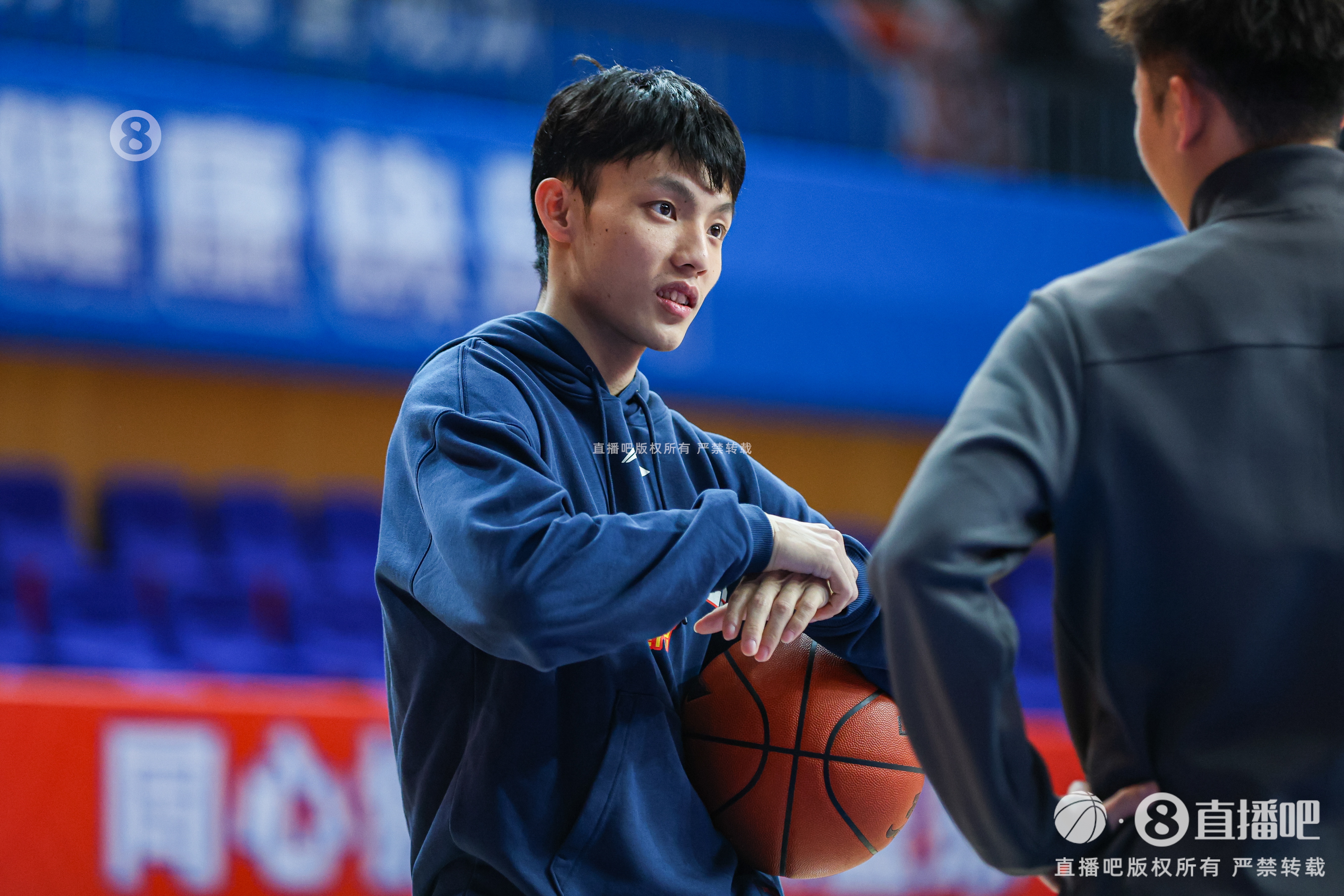 徐杰回应“搓澡”防守：那不然我们小个怎么防 就得主动去骚扰球